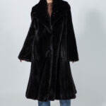 Μακρύ μπουφάν από γνήσια γούνα βιζόν σε καφέ απόχρωση.