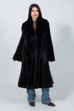 Μακρύ μπουφάν από γνήσια γούνα βιζόν σε καφέ απόχρωση.