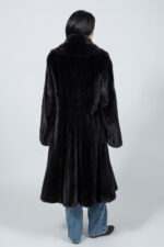 Μακρύ μπουφάν από γνήσια γούνα βιζόν σε καφέ απόχρωση. - Image 2