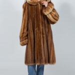 Μακρύ μπουφάν από γνήσια γούνα ζιμπελίνας με κουκούλα.