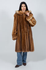 Μακρύ μπουφάν από γνήσια γούνα ζιμπελίνας με κουκούλα.