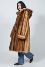 Μακρύ μπουφάν από γνήσια γούνα ζιμπελίνας με κουκούλα. - Image 2