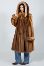 Μακρύ μπουφάν από γνήσια γούνα ζιμπελίνας με κουκούλα. - Image 4