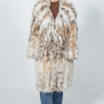 Μακρύ μπουφάν από γούνα λύγκα.