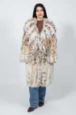 Μακρύ μπουφάν από γούνα λύγκα.