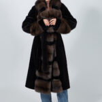 Μακρύ μπουφάν από γούνα ζιμπελίνας και βιζόν σε καφέ απόχρωση, με ζώνη.