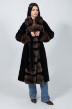 Μακρύ μπουφάν από γούνα ζιμπελίνας και βιζόν σε καφέ απόχρωση, με ζώνη.