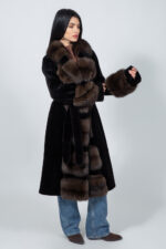 Μακρύ μπουφάν από γούνα ζιμπελίνας και βιζόν σε καφέ απόχρωση, με ζώνη. - Image 4