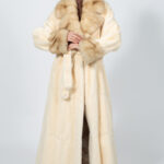 Μακρύ μπουφάν από γούνα ζιμπελίνας και βιζόν σε κρεμ απόχρωση, με ζώνη.