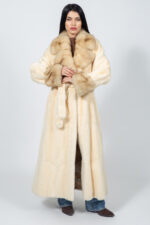 Μακρύ μπουφάν από γούνα ζιμπελίνας και βιζόν σε κρεμ απόχρωση, με ζώνη.