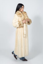 Μακρύ μπουφάν από γούνα ζιμπελίνας και βιζόν σε κρεμ απόχρωση, με ζώνη. - Image 2