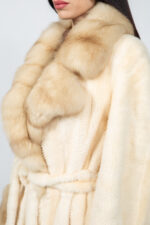 Μακρύ μπουφάν από γούνα ζιμπελίνας και βιζόν σε κρεμ απόχρωση, με ζώνη. - Image 4