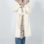 Μακρύ λευκό μπουφάν από γούνα βιζόν και λύγκα, με κουκούλα και ζώνη.