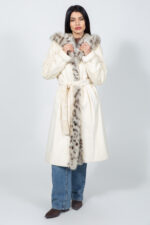 Μακρύ λευκό μπουφάν από γούνα βιζόν και λύγκα, με κουκούλα και ζώνη.