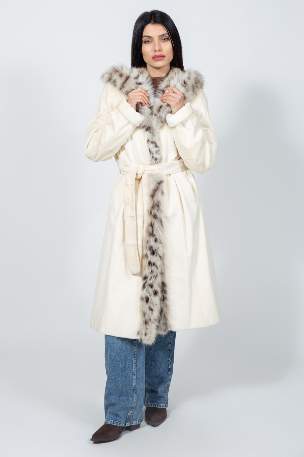 Posh-329 Μακρύ λευκό μπουφάν από γούνα βιζόν και λύγκα, με κουκούλα και ζώνη. - Image 1