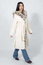 Μακρύ λευκό μπουφάν από γούνα βιζόν και λύγκα, με κουκούλα και ζώνη. - Image 2