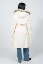 Μακρύ λευκό μπουφάν από γούνα βιζόν και λύγκα, με κουκούλα και ζώνη. - Image 3