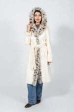 Μακρύ λευκό μπουφάν από γούνα βιζόν και λύγκα, με κουκούλα και ζώνη. - Image 4