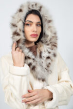 Μακρύ λευκό μπουφάν από γούνα βιζόν και λύγκα, με κουκούλα και ζώνη. - Image 5