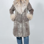 Μακρύ μπουφάν από ασημί αστραχάν και γούνα λύγκα.