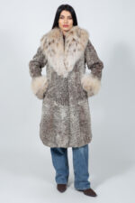 Μακρύ μπουφάν από ασημί αστραχάν και γούνα λύγκα.
