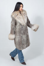 Μακρύ μπουφάν από ασημί αστραχάν και γούνα λύγκα. - Image 2