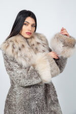 Μακρύ μπουφάν από ασημί αστραχάν και γούνα λύγκα. - Image 4