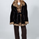 Μπουφάν από γνήσια γούνα βιζόν σε καφέ και μπεζ απόχρωση, με ζώνη.