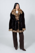 Μπουφάν από γνήσια γούνα βιζόν σε καφέ και μπεζ απόχρωση, με ζώνη.