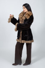 Μπουφάν από γνήσια γούνα βιζόν σε καφέ και μπεζ απόχρωση, με ζώνη. - Image 3