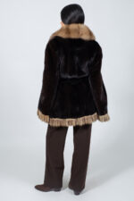 Μπουφάν από γνήσια γούνα βιζόν σε καφέ και μπεζ απόχρωση, με ζώνη. - Image 2