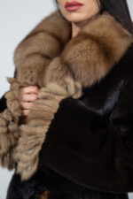 Μπουφάν από γνήσια γούνα βιζόν σε καφέ και μπεζ απόχρωση, με ζώνη. - Image 4