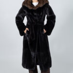 Μπουφάν από γνήσια γούνα ζιμπελίνας και βιζόν σε καφέ απόχρωση, με κουκούλα και ζώνη.