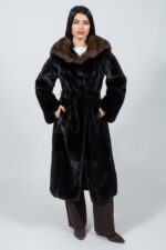 Μπουφάν από γνήσια γούνα ζιμπελίνας και βιζόν σε καφέ απόχρωση, με κουκούλα και ζώνη.