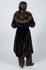 Μπουφάν από γνήσια γούνα ζιμπελίνας και βιζόν σε καφέ απόχρωση, με κουκούλα και ζώνη. - Image 4