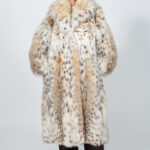 Μακρύ μπουφάν από γούνα λύγκα.