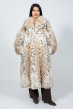 Μακρύ μπουφάν από γούνα λύγκα.