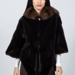 Καφέ μπουφάν από γνήσια γούνα βιζόν με κουκούλα.