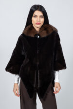 Καφέ μπουφάν από γνήσια γούνα βιζόν με κουκούλα.