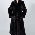 Μακρύ καφέ μπουφάν από γούνα βιζόν.