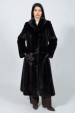 Μακρύ καφέ μπουφάν από γούνα βιζόν.