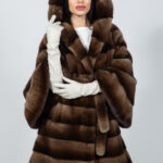 Μπουφάν από γνήσια γούνα ζιμπελίνας και βιζόν σε καφέ απόχρωση, με κουκούλα και ζώνη.
