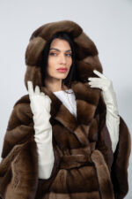 Μπουφάν από γνήσια γούνα ζιμπελίνας και βιζόν σε καφέ απόχρωση, με κουκούλα και ζώνη. - Image 2