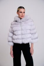 Λευκό μπουφάν από γούνα αλεπούς με κουκούλα.