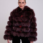 Μπορντώ μπουφάν από γούνα αλεπούς