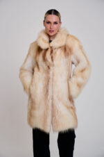 Μακρύ μπουφάν από γούνα αλεπούς σε μπεζ απόχρωση.