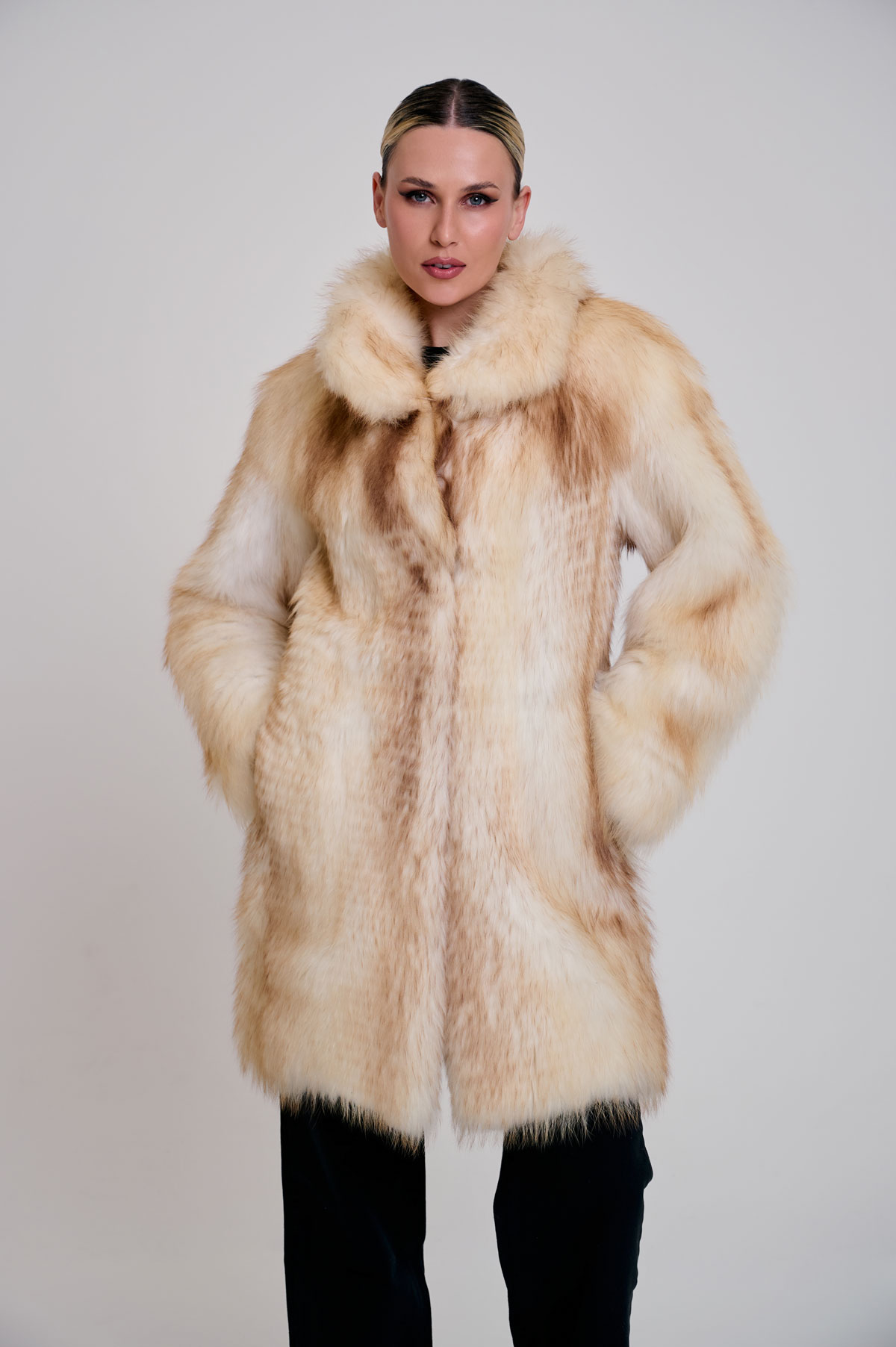 ORE_3135 Μακρύ μπουφάν από γούνα αλεπούς σε μπεζ απόχρωση. - Image 1