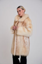 Μακρύ μπουφάν από γούνα αλεπούς σε μπεζ απόχρωση. - Image 4