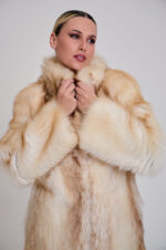 Μακρύ μπουφάν από γούνα αλεπούς σε μπεζ απόχρωση. - Image 2